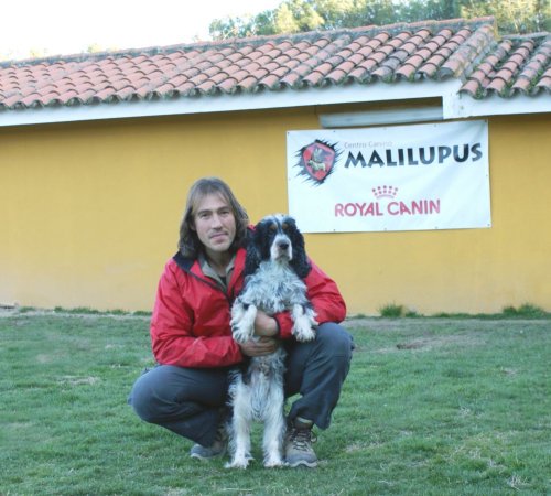 Zucchero posando para la foto con Luis.