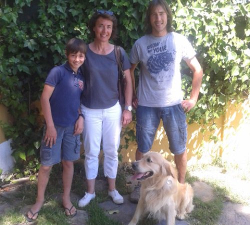 Simba un golden muy hermoso, con Veronique, Valentín y Luis Olmos, adiestrador canino.